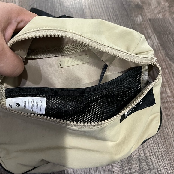 Lululemon Athletica Tan and Black Belt Bag - Picture 5 of 7